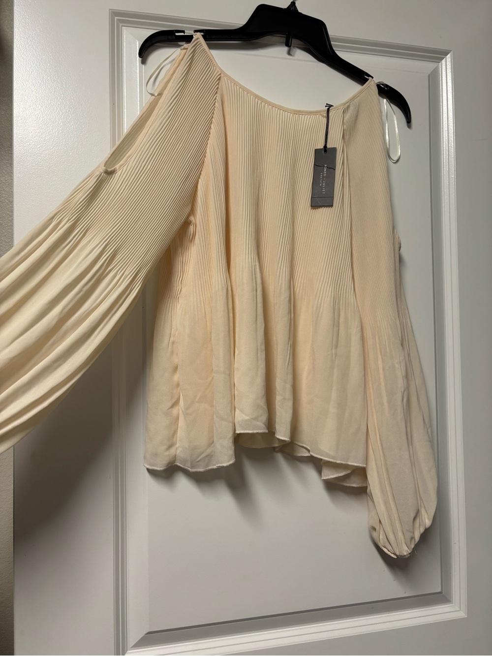 Romeo & Juliet Couture Cream Cold-Shoulder Pleated Blouse